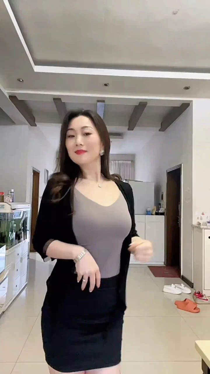 最美好的生活方式，不是躺在床上睡到自然醒，也不是坐在家里什么都不做，更不是拿着卡随便买买买，而是：在奔赴梦想的路上，回头，有一路的汗水；低头，有坚定的脚步；抬头，有清晰的远方。 https://t.co/Yh05sj94cX