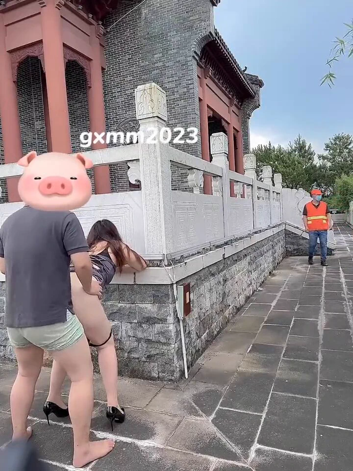 上次在小公园石墙上尿尿后续来啦
小哥看到我那么骚，裤子里的肉棒一下就挺起来了。他一把把我拉下楼梯，在转角处直接把我操了，操了一会出来一个保洁人员，还好走到一半他就转身走了，没想到过了一会他又回来了。
我赶紧拉内裤，还是被保洁人员看到了，还好没上来操我，这次真是太刺激了…… https://t.co/hqvRCvPr3b