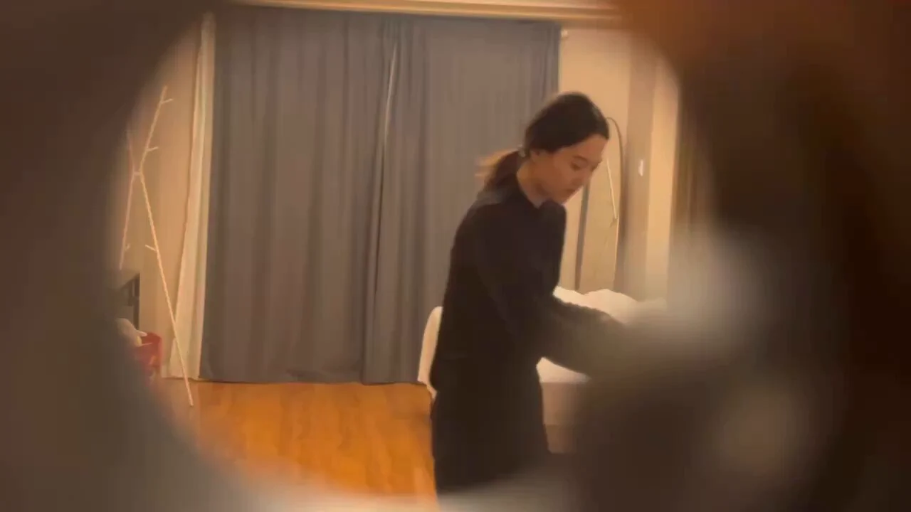 猫眼TP  周末放假了男大哄着两位妹妹去开电竞房  玩完游戏  就该3P大战了吧   颜值身材都很棒 https://t.co/LbAxlLjibC
