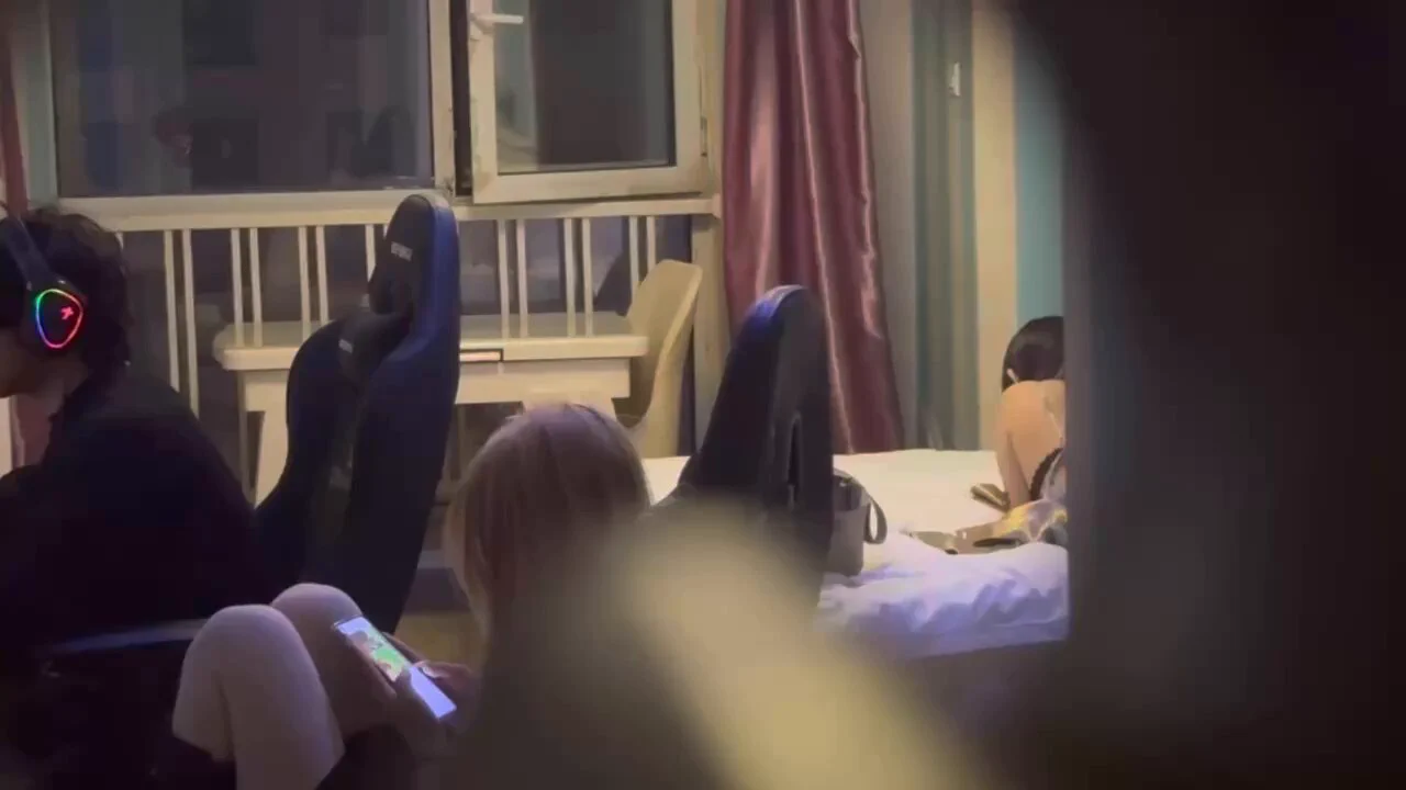 猫眼TP  周末放假了男大哄着两位妹妹去开电竞房  玩完游戏  就该3P大战了吧   颜值身材都很棒 https://t.co/LbAxlLjibC