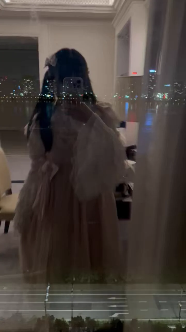这个小依依在落地窗前撩起来小裙子，不知道下面的哥哥能不能看到我呢，嘿嘿，十分刺激呢，美丽的景色就着可爱的依依
@SexytoBaby
@SexytoDoll @SexytoGirl https://t.co/dYSpjpqnNo