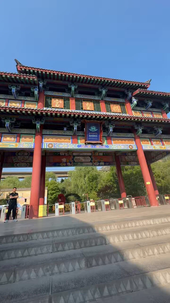 嗨宝子们，今天要记录的是
邯郸一日游：
晴宝做了好久的攻略✌️
体验感非常好的一天
哥哥他成熟又周到体贴又细心
声音好有磁性，看着我的眼神会
让我感受到像在看一只小宠物那样宠溺
除了来的时候在🛩️上遇到了颠簸
后面氧气面罩掉下来的时候
我以为我要交代在这了😭
第二天立马和哥哥去了娲皇宫烧香拜佛 https://t.co/628K7YsD3m