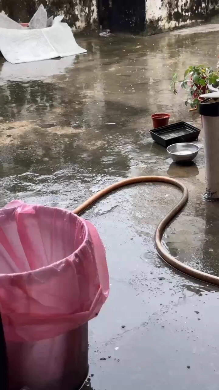 早安(｡ ˇ‸ˇ ｡)

買早餐的路上，困難重重…
我的腳ㄚ子都濕了～ https://t.co/Z6rMM20xCX