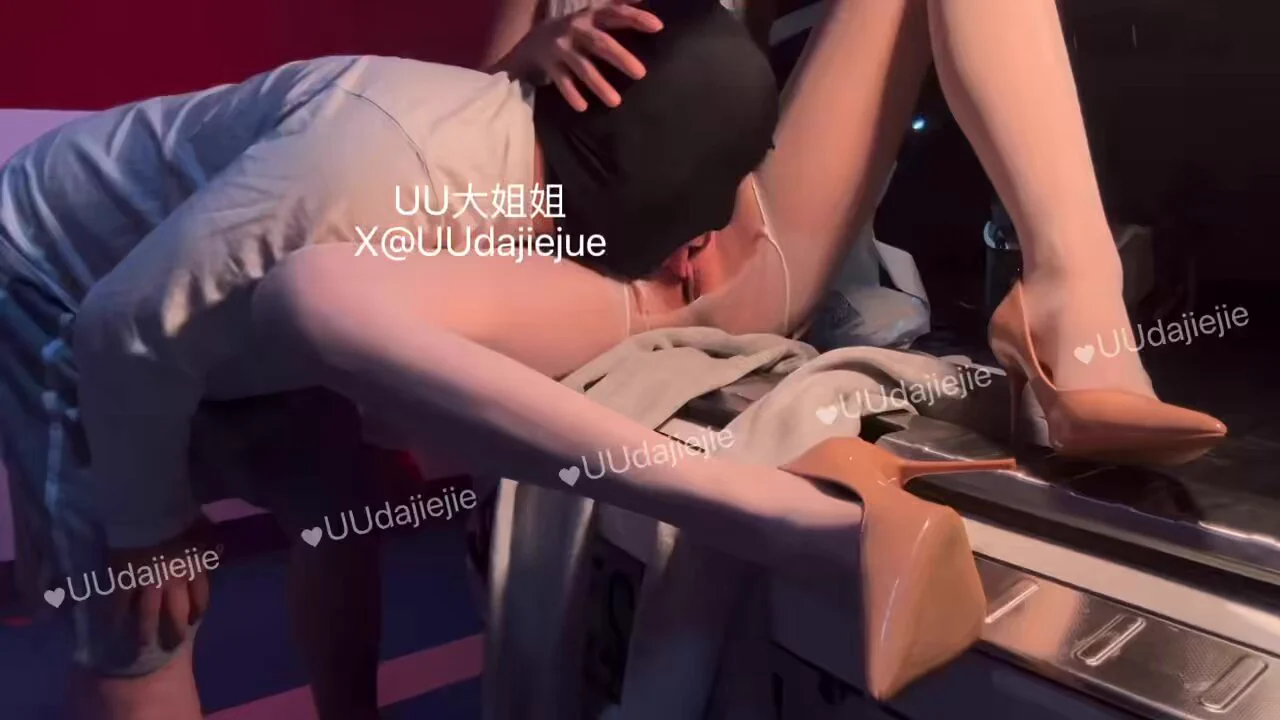 午休时间😴
烧狗儿子送外卖到姐姐公司楼下
做为奖励
姐姐当然要撕开丝袜
给烧狗儿子舔水水解渴啦～😈

@ToBulma
@ToBulaer
@KawasawaSen
@BulmaList https://t.co/LVkWNlCIpl
