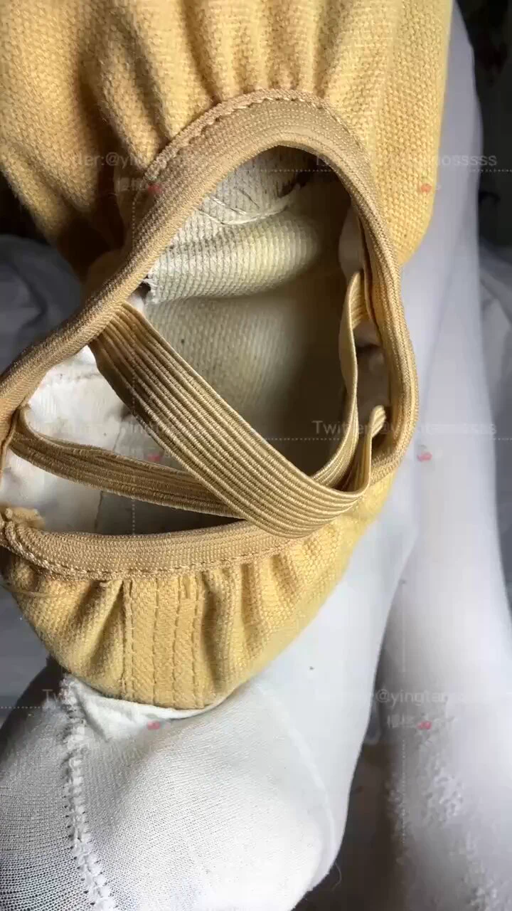 刚热身完新鲜出炉暴汗舞蹈鞋连里面的鞋垫都吸满了脚汗发黄的印子，还有舞蹈大袜酸臭死了直接紧贴狗鼻子👃🏻让你吸着除臭被妈妈红绿灯寸止倒计时熏死🥵
(购买完整版视频6分53秒)
(关注➕转发➕评论➕点赞抽一个送部分照片)
@ToBulma
@ToBulaer
@KawasawaSen
@BulmaList https://t.co/eL29ME5Jo6