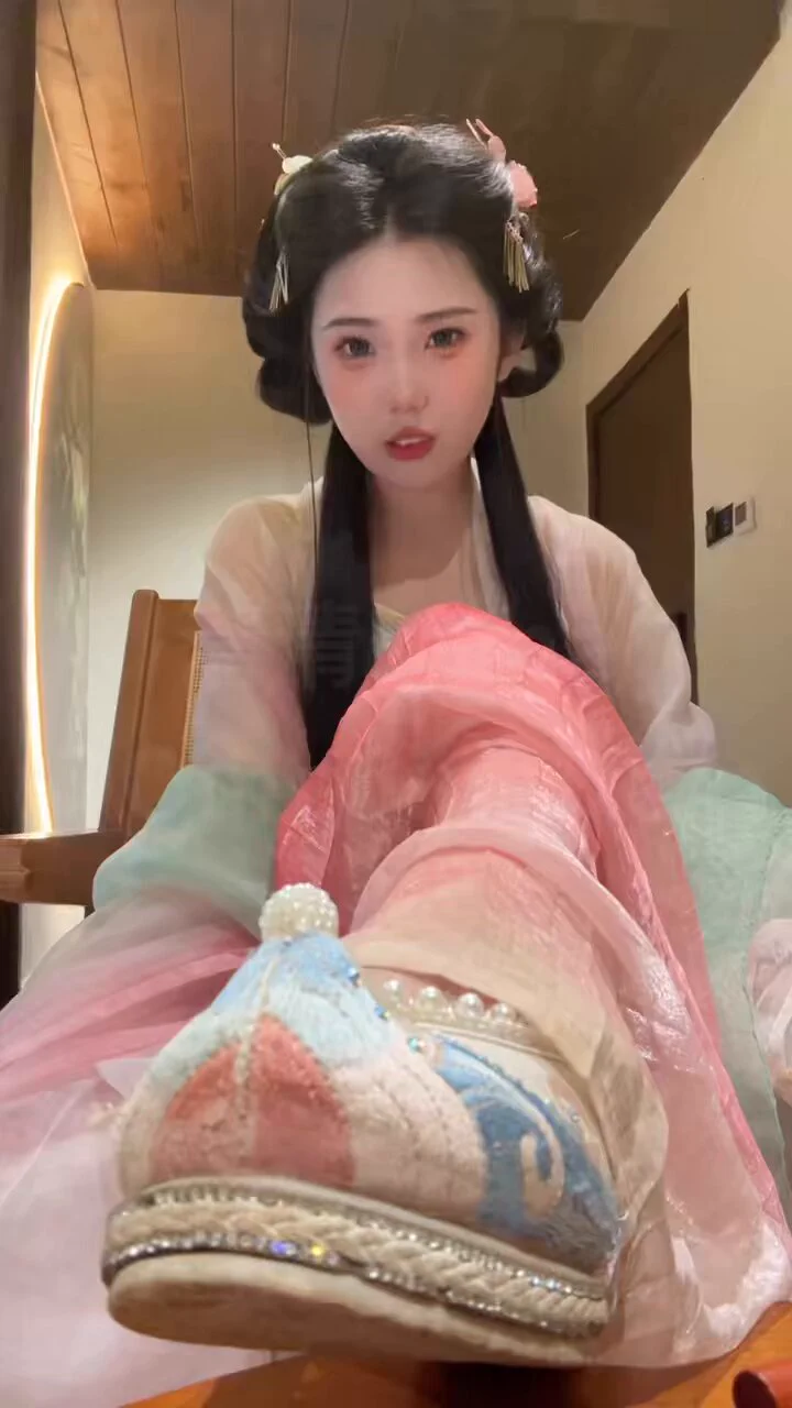 穷考生落选回乡找考前定情的富家小姐 小姐不但不承认婚约 还用当时给他的路费要挟他做洗脚奴 

Failed candidates return to their hometowns to find a wealthy lady who has made up their minds The lady not only denies the engagement, but also demands that he be a slave to wash his feet https://t.co/DAy18s5gmn