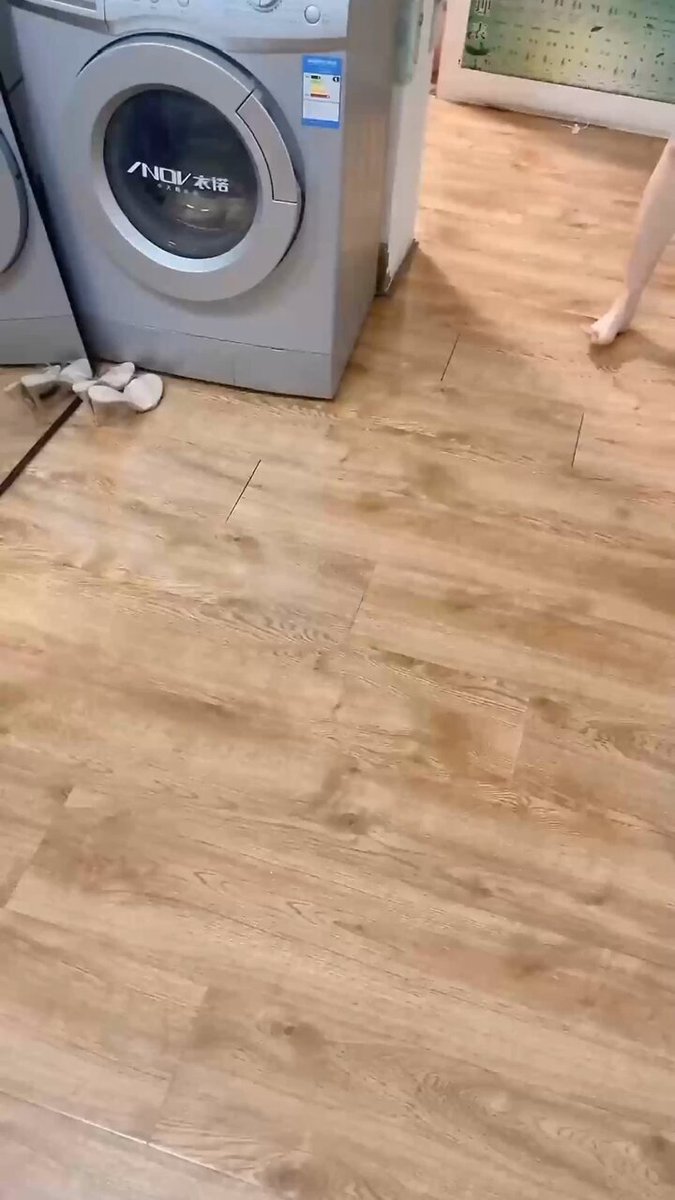 本着帮邻居修灯泡，没想到美女邻居真空上阵勾引我，私下里还爱玩成人玩具赤裸裸的勾引我，这哪里还忍得住直接强上内射了她！     完整版18分钟

❤️完整版已更电报群，进群请看评论置顶！ https://t.co/la9Cy3roFp