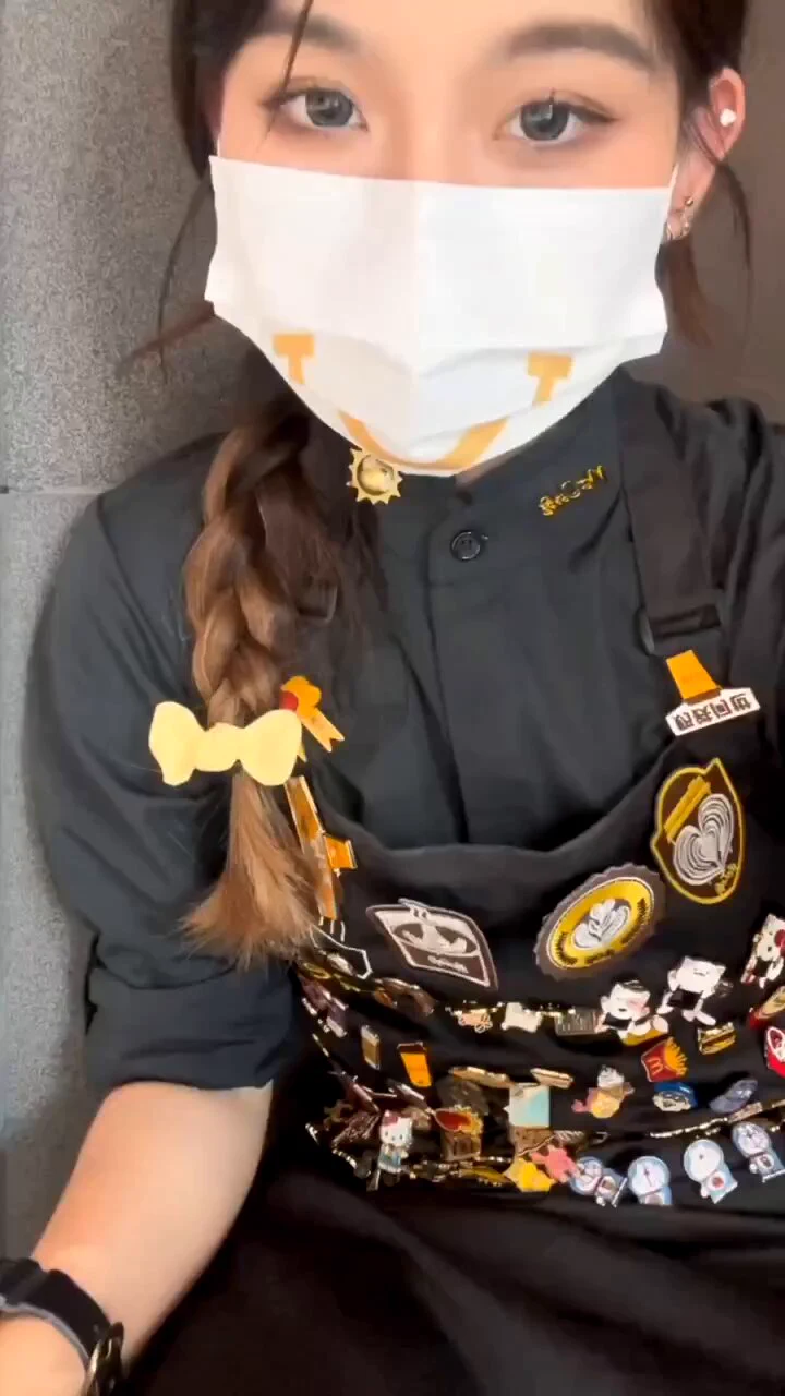又要辛苦大家的眼睛了
被同事在更衣室強制後入
還錄了個小影片
想看的自己留言   想看
看完就刪喔 https://t.co/42XDz5E13D