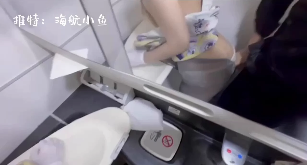 在飞机上做爱是什么体验，这次也算是知道了… 

这个粉丝特地搭了我在的航班，然后趁着航行中间就把我拉进了洗手间。被他粗暴的脱下了丝袜，然后后入撞击着屁股，感觉太刺激了。淫水都要留在地板上了…

果然性爱是释放压力的最好方式，还有粉丝想试试“机震”吗，可以报名～ https://t.co/5L4ITcyxx1