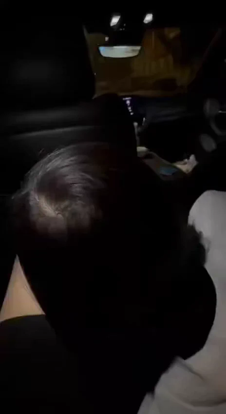 老公吃醋强暴了我一会解瘾了又来个神操作，让我口单男，一路指导我好好口他，还让他专心开车不要搭理我还把我录下来，坏的很。
小伙子肉棒比老公硬，吃起来很有感觉，插进来肯定很钢猛，这个要不要告诉老公呢哈哈？还有你们男人喜欢边开车一边有女人吃鸡鸡么？ https://t.co/ggt7bpHWoT