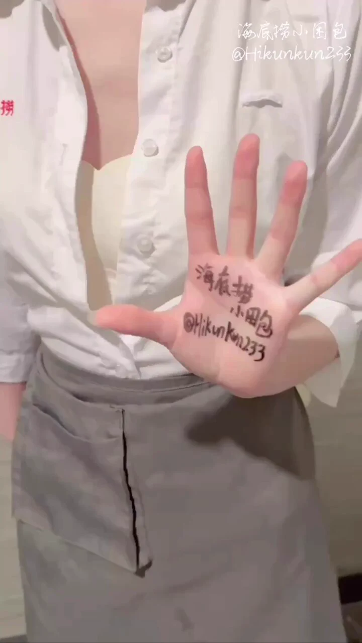 哎呀，都说了让这个粉丝下班后再来找我，结果他在门口等了两个小时了。

同事们都觉得好奇怪为什么他不进来，无奈之下只能带他先去洗手间了。捏着奶子，被抱起腿后入的时候，真的无比的释放，就是很怕身上沾了精液被同事发现… 

自从来了推特感觉越来越放得开了，还有同城的粉丝想见面吗，可以报名～ https://t.co/I8Hd9sbr7o