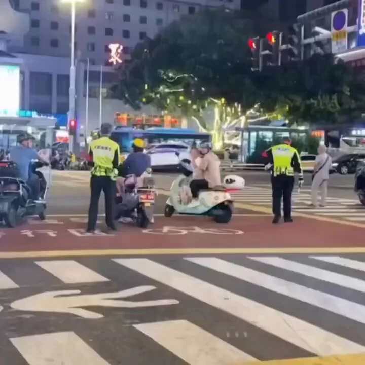 The little helmet.. 😅 https://t.co/PGayAL3fkT
