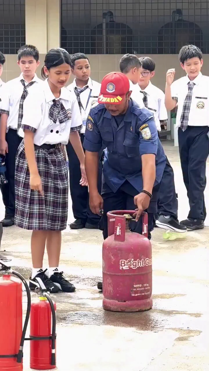 炎とは可燃ガスと酸素(空気)が反応して高熱となったもの

つまり、燃料ばかりで酸素が足りない部分では燃焼は起きず熱くなりません。なのでこういう芸当が可能

※危険なので真似するのはオススメしません https://t.co/DiKklwW1ox