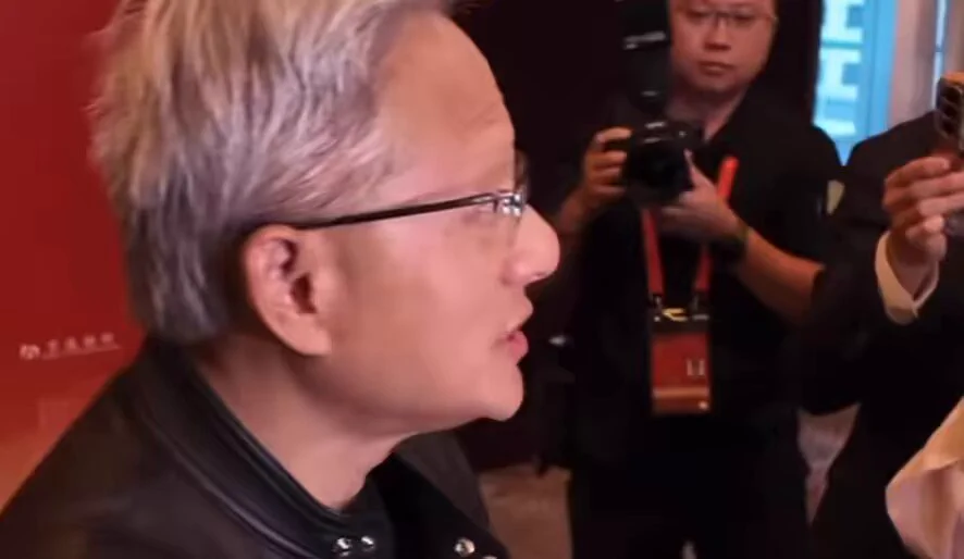 北京。世界华人首富黄仁勋说，他的确带来了西装，但是拿去干洗了，只能穿皮夹克。黄仁勋实在太懂中国人那套了，唐装出席活动，尝试用中文发言，还感谢10多家家中国企业，都是英伟达国内客户。许多人可能不知道，腾讯、阿里、字节采购的都是英伟达算力芯片。中国150万软件开发者，在英伟达平台开发人工智能语言大模型。还有他提到的小米、比亚迪、小鹏、理想、蔚来等等智能驾驶辅助用的也是英伟达，甚至还想买台小米汽车，可惜美国不卖，雷军面子给足。