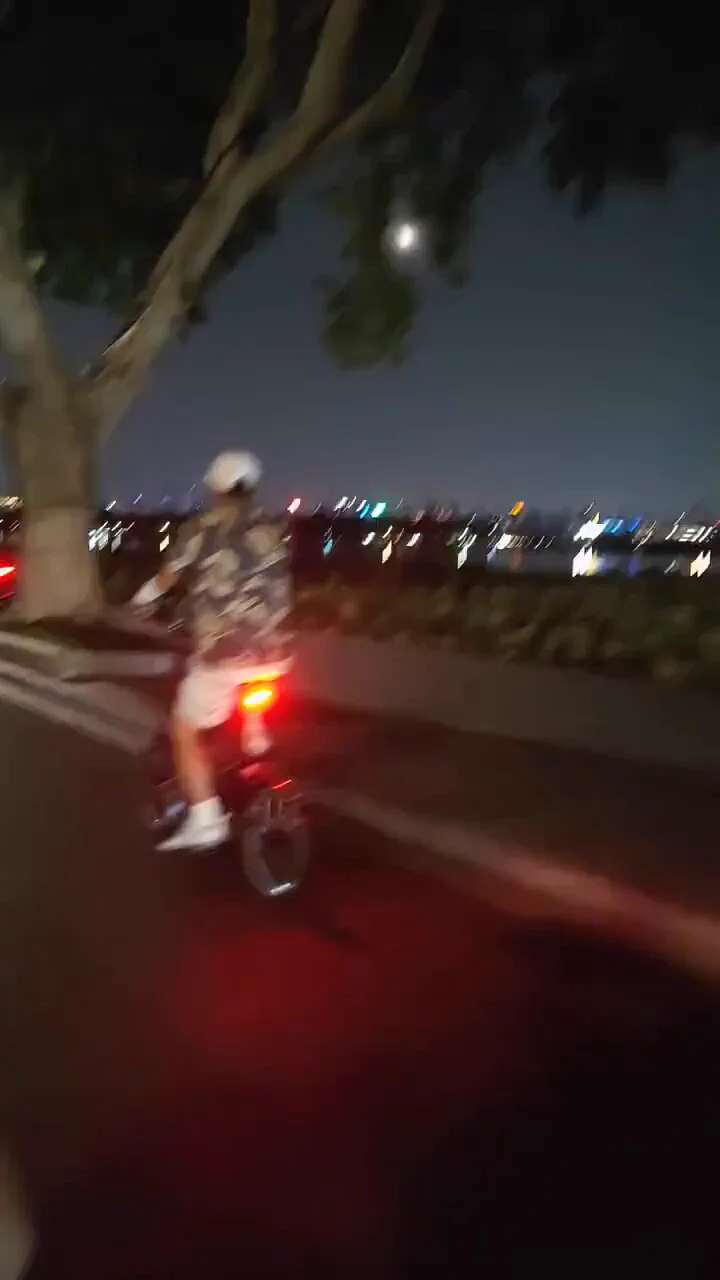 马云今天在杭州西湖夜骑，被网友偶然拍到 https://t.co/h5ARl6j0Zu