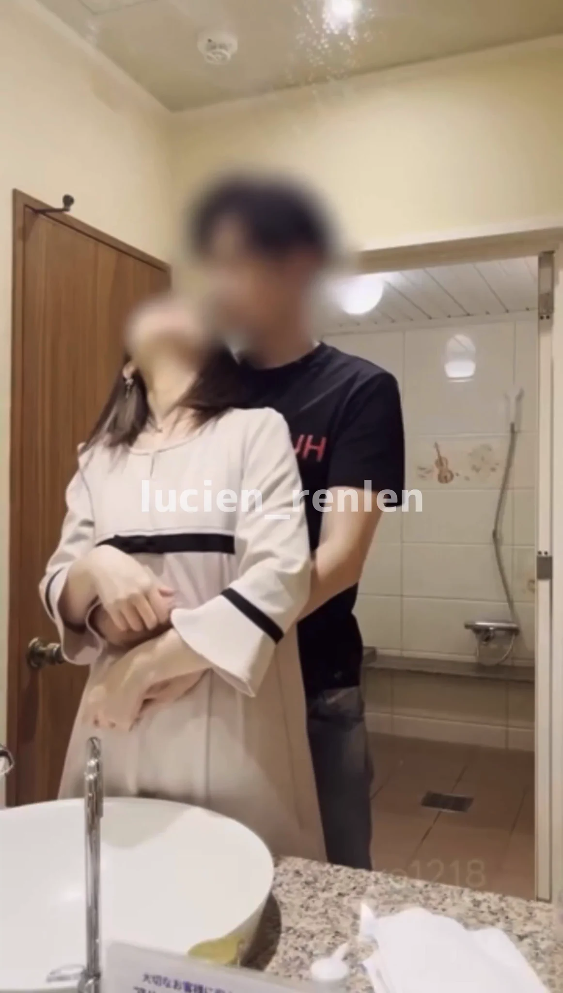綺麗なスレンダー人妻とデートの後、
ホテルに…
鏡前で私服のままイチャイチャ。
そのままデニムをおろして生挿入… https://t.co/l6U5lk5FuE