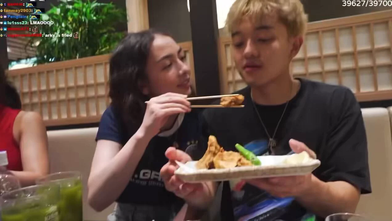 Sakura started feeding Jasontheween &amp; called him “baby” on stream 🥹❤️ https://t.co/lRIvkrHC3j