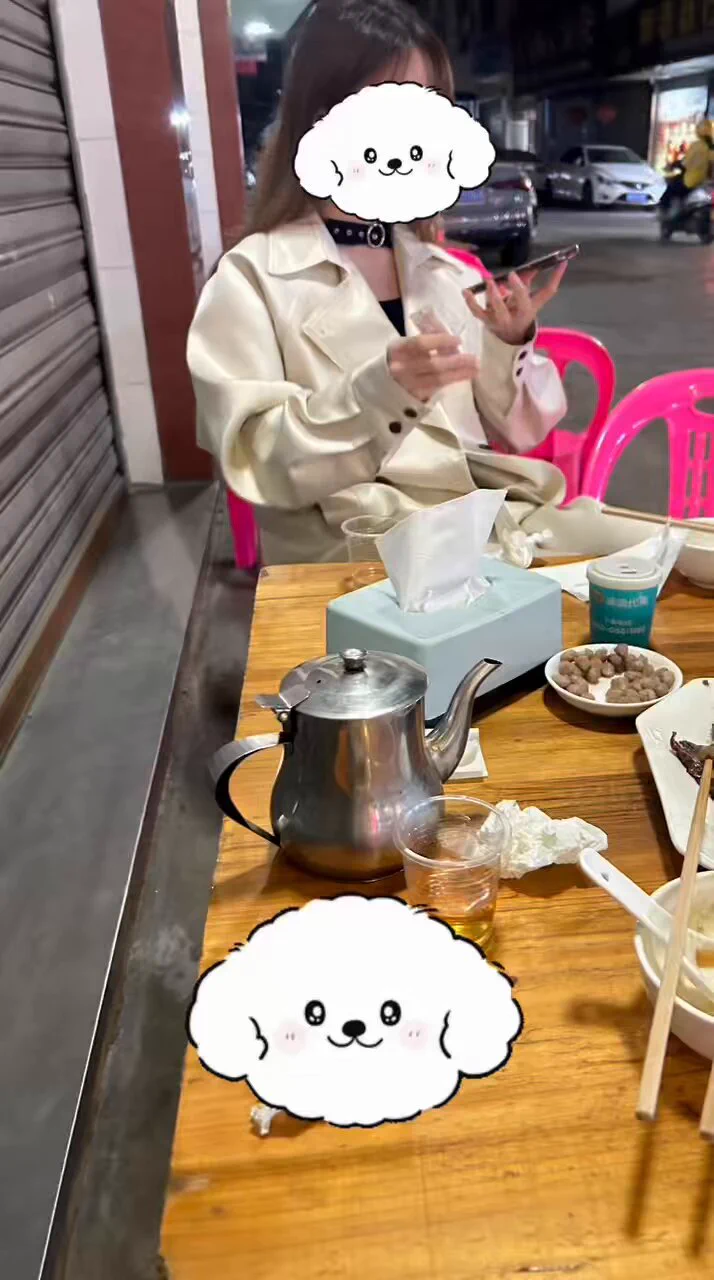 《长靴御姐》

线下社交认识的女神御姐，聊了大半年才约出来，很女主吃了个宵夜，下大雨，去车里坐着聊天，看着她的骚脚美腿jb直接硬了，跟她说想舔她的丝袜脚，女主有点惊讶但还是同意了，穿靴闷的丝袜脚都是汗，主动塞我嘴里，再用她的丝袜脚包住jb足交

完整版长视频已上传 https://t.co/bwgh5Mk6zB
