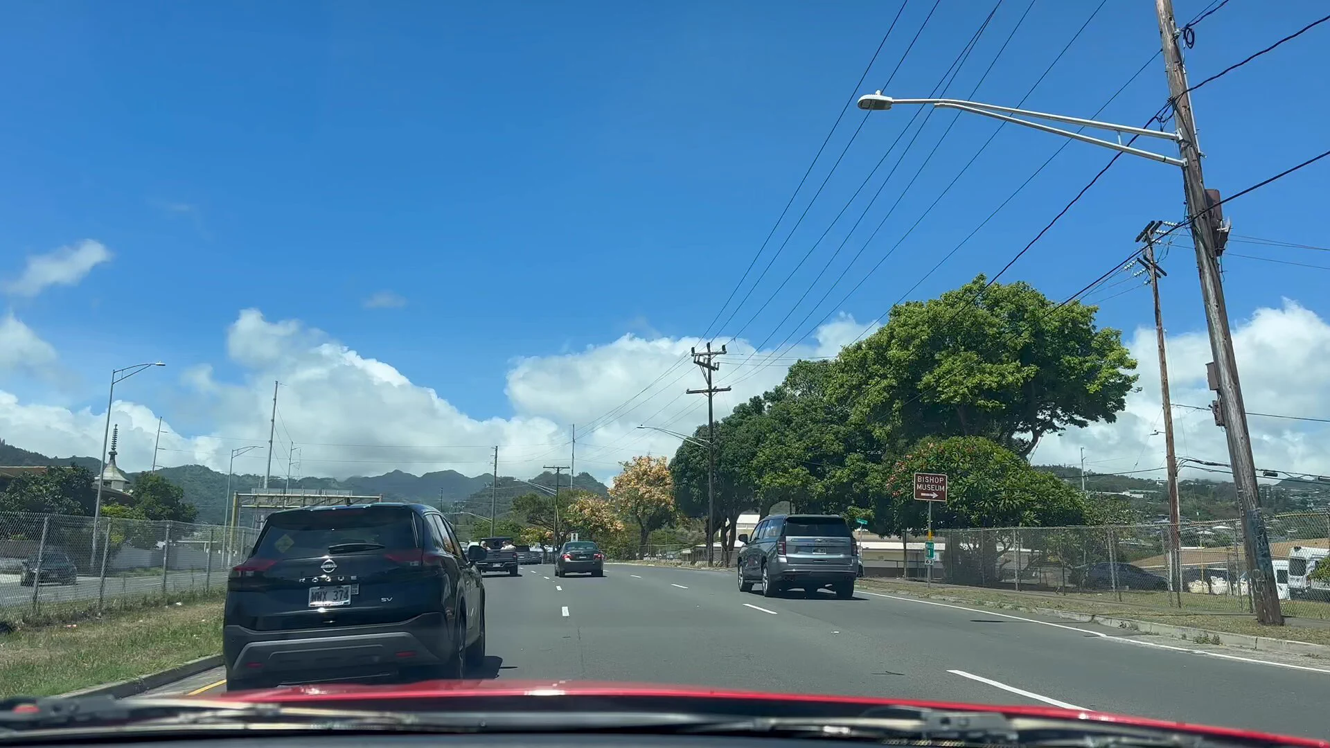 在夏威夷见过好几次这样在后备箱坐着的人，警察也不管？或者说他们也不怕被警察管？这在澳洲是没可能的，他们真是自由过火了😄 https://t.co/1ooxbKjJpY