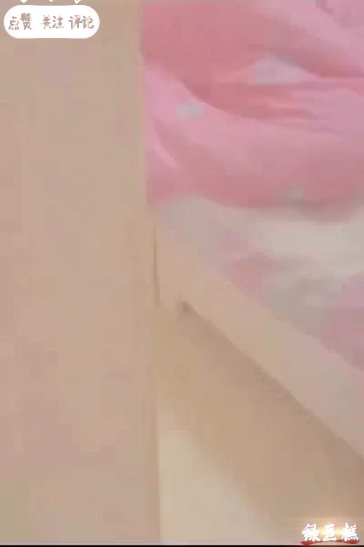 情人肆意闯入我家卧室，粗暴地占有我妻子，羞辱我以彰显他的征服。
他打开摄像头，录下她在我床上主动张开双腿，
迎合他的深入，充满爱意地与他热吻。
他每天来肆虐她，想射就射，妻子沉溺其中，脸上洋溢满足的淫笑。
这是我俩极致的快感，绿帽的光辉在我心中闪耀。 https://t.co/CmgmHxjEhi