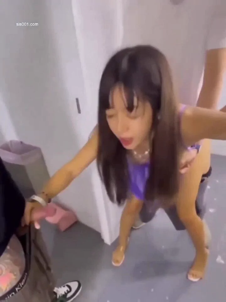 妻子双腿大开，被那霸道男人压在身下，
湿热舌吻缠绵，我亲手扶着他没戴套的硬挺猛插进她淫水泛滥的骚逼！
她呻吟颤抖，高潮连连，我心痛又兴奋，
绿帽的快感如电流窜全身，果然我这抖M体质，沉迷这羞耻又刺激的折磨！ https://t.co/pwVtLqdXNO