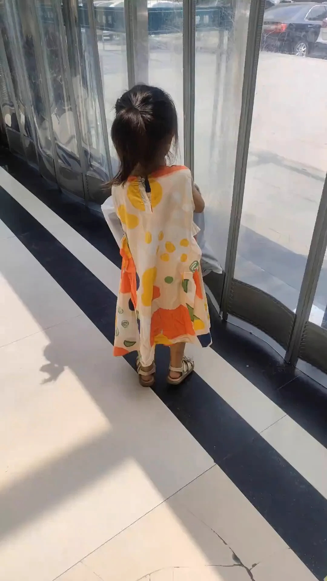 7月17日，一名天水褐石培心幼儿园家长称，来西安中心医院治疗的200多个孩子已经出院回家，目前仅有不到十名孩子还在治疗。
 7月20日，该家长发视频称，历经17天的治疗结束，带着姑娘回天水，谢谢关心。 https://t.co/5jG2tGlImL