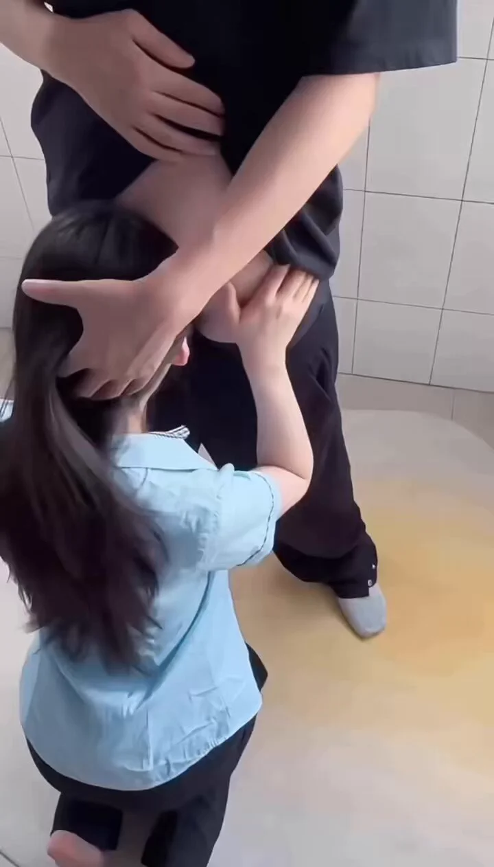老爸刚从外面回来停好车就打电话让我来车库里找他，啥也没说就让我跪好在脚垫上，急忙掏出来他那个捂了一天的臭鸡巴塞我嘴里让我吃，拼命按住我头把鸡巴往喉咙里使劲插，没两分就搞到他射精，看来他是真把我当成他的专用性奴啦，我妈这会都还在家里呢，都敢这么大胆叫我来给他发泄兽性😥😥😥 https://t.co/ickqtAqYHh