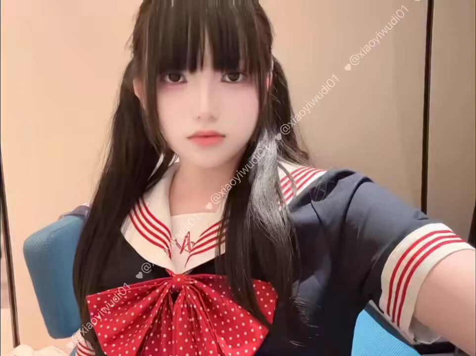 依依看着乖乖的小小的，实则背地里半夜会爬到哥哥身上然后偷吃🍭。感觉自己乖乖萌萌的，白白的小肉团子超可爱哈哈，依依要去做个发型之后，期待一下呀
@SexytoBaby  @SexytoDoll
  @SexytoGirl https://t.co/beYWX3BF0M