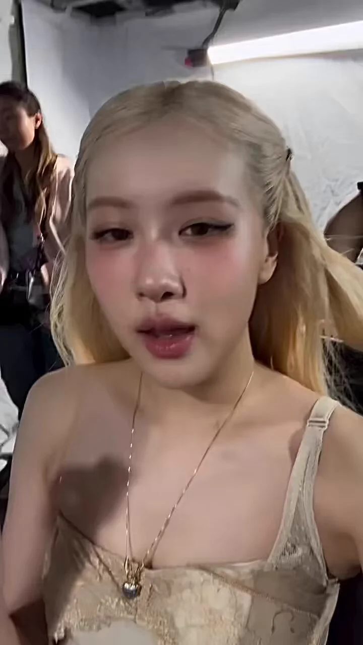 “it’s not sponsored by the way”😭😭😭😭 https://t.co/fFd6n4U9t8