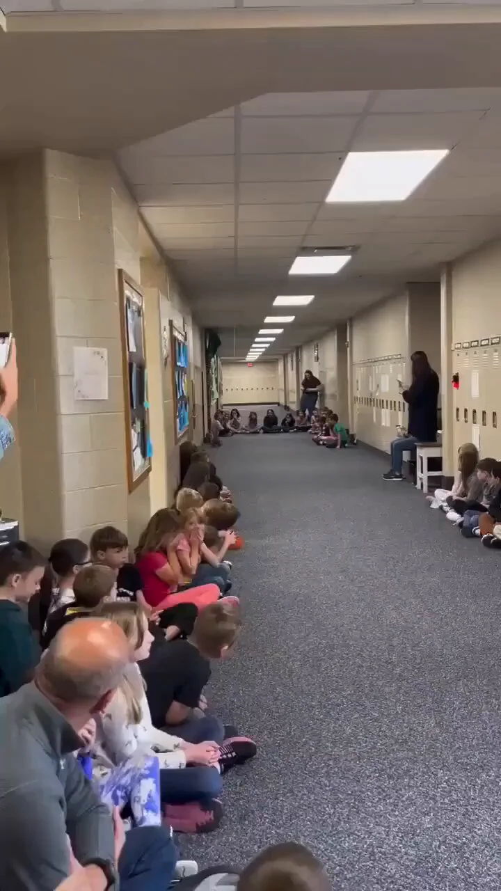 This mother duck made her nest inside a school building and is now introducing her babies to the kids 

 https://t.co/8e4zER5hU0