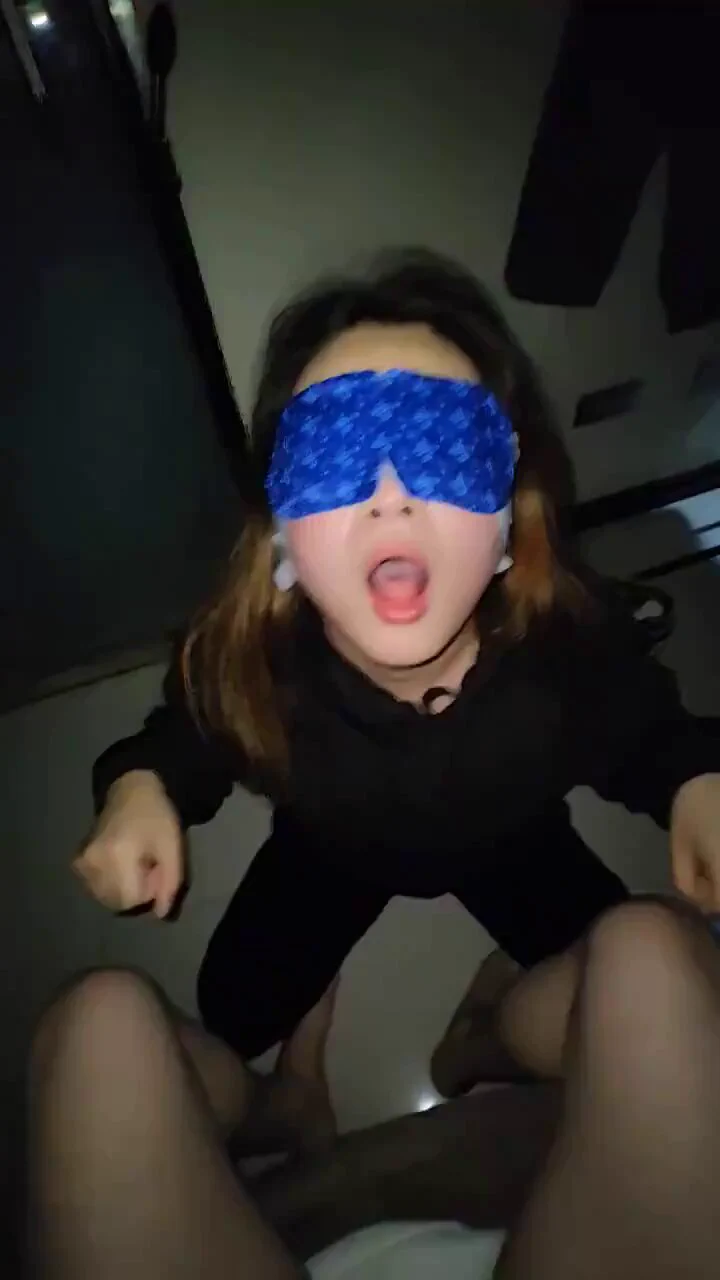 相比于单纯的羞辱玩弄，我更喜欢一点点侵犯你的内心，把你从里到外征服占有的感觉

我会想知道你的秘密，牢牢抓住你的内心；我会想让你真正折服，心甘情愿的跪在我胯下崇拜着我；我会想让你并不仅因为我的羞辱而兴奋，而是看到我就会压抑不住的发情

我想要的，是你完全的、彻底的沦陷

#骚逼 #贱货 #母狗 #婊子 #几把套子 #反差 #肉便器 

@wqganenshi_ 
@007share 
@tbzt2024
