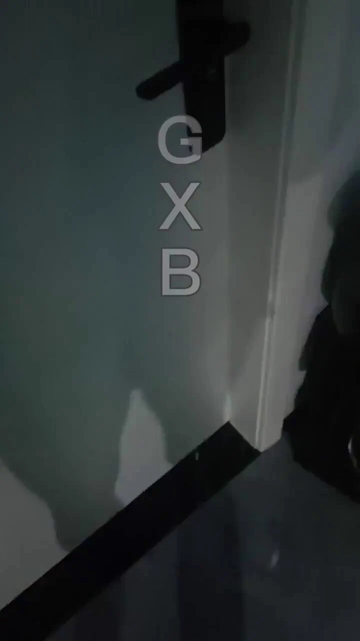 只有深绿的人才懂，
最刺激的不是亲眼目睹或加入欢爱，
而是偷听房内的呻吟，蹑手蹑脚走向虚掩的房门。
门缝里泄出的喘息与碰撞声，让全身感官沸腾，
脑中疯狂幻想她被肆意占有的每一个画面，每一下都刺痛又兴奋。 https://t.co/CFQL0LGo6J