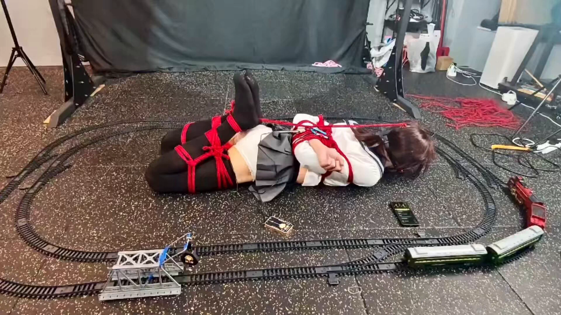 作为火车迷，平时倒是我玩弄火车，这次轮到火车玩弄我了
驷马后放置在轨道中间，戴好导电肛钩并连上郊狼，两个郊狼传感器分别被放置在火车经过的地方，火车一经过就会撞击或碾压传感器，传感器收到刺激就会让郊狼一键开火，郊狼强度瞬间+30......电击肛钩别提有多爽了。肛钩再连接马具口塞，驷马着强制抬头，痛苦加倍，只能呜呜叫
把火车车速调快，电击的频率就会变高
把火车延长，开火时间就会变长
全自动折磨，太爽了
鸣谢创意&大S：卡冈图雅通道