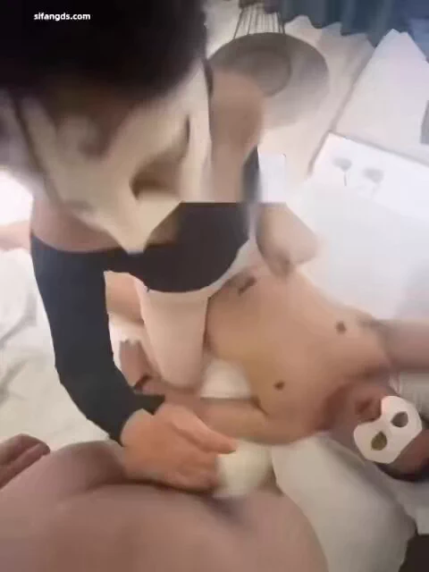 绿帽邀请粉丝单男，调教淫乱自己老婆,骚妻一招观音坐莲，单男在下，手里握着老公的大鸡吧，绿帽也是幽默十足，“你嫂子的大灯呢？你把她打开呀，说着单男就顺势脱去嫂子的上衣，露出一对雪白的大奶上下乱跳！

本片高清完整版32分钟
已经更新在主页置顶电报群 https://t.co/ajRqRyuJJ9