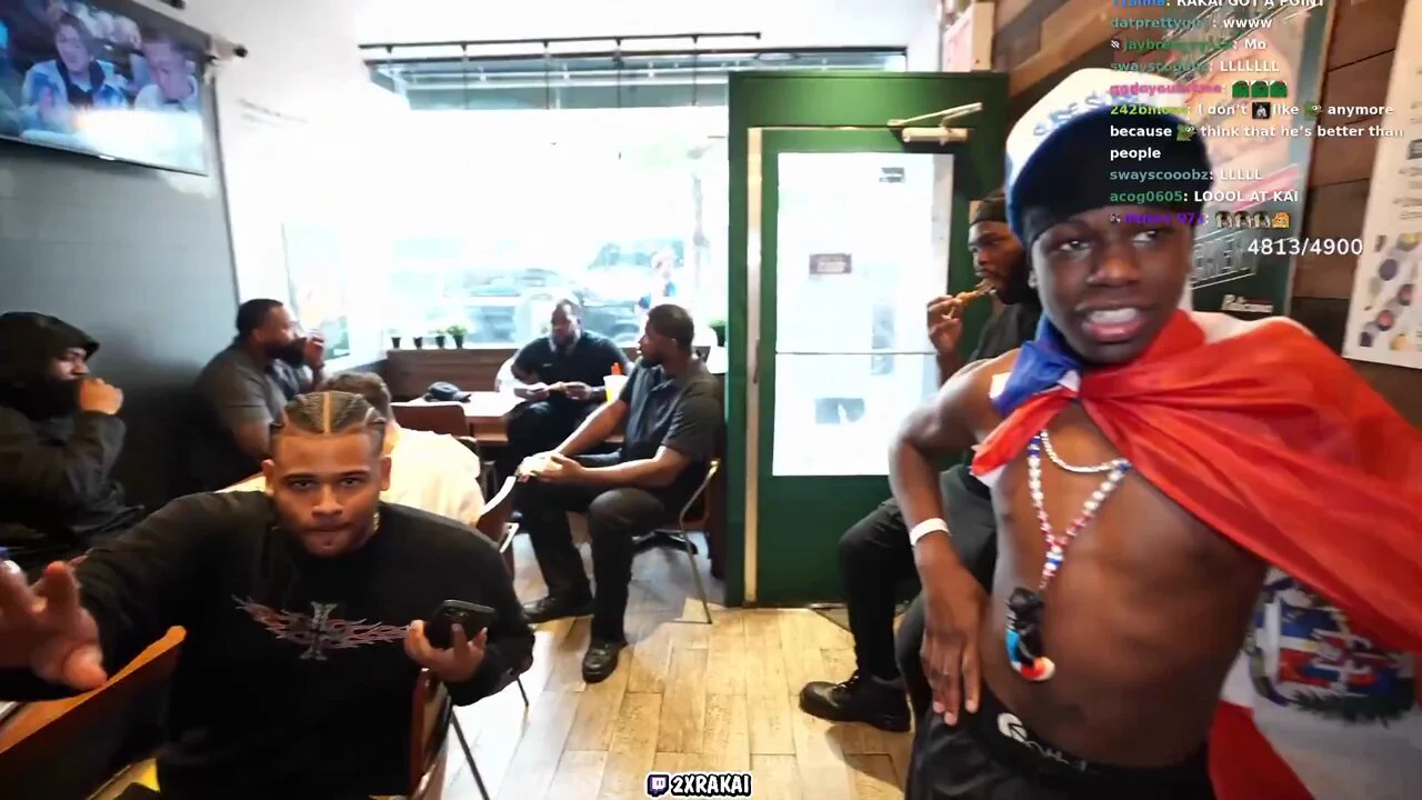 Rakai had his cameraman try to beat Arky's camera battery reload and he took over 10 seconds 😭

Arky: - 2 seconds 
Rakai's cameraman: + 10 seconds https://t.co/AlWwHbZhis