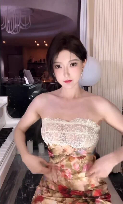 小姐姐不穿内衣！衣服太透了两个奶头清晰可见！
抖音电报走光群: https://t.co/xFMdrR1mdx https://t.co/xr91e1kYDc