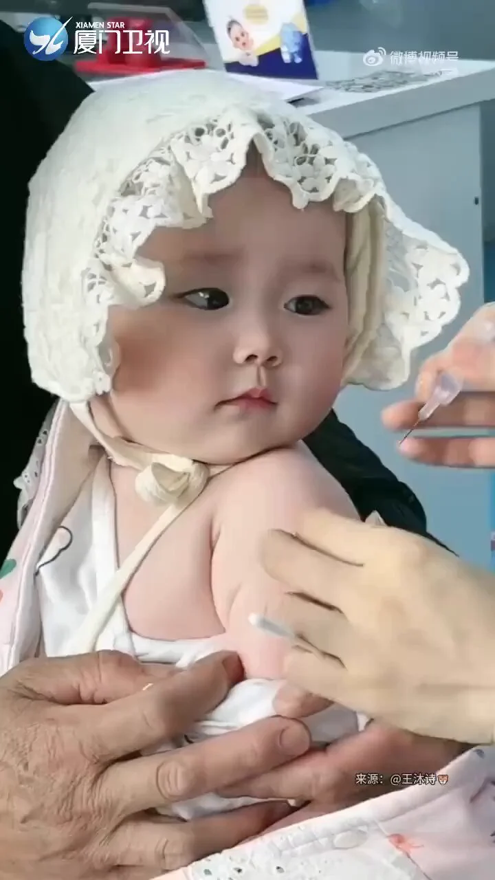 This baby is like a doll. ❤️ https://t.co/ajsHFTG9cL