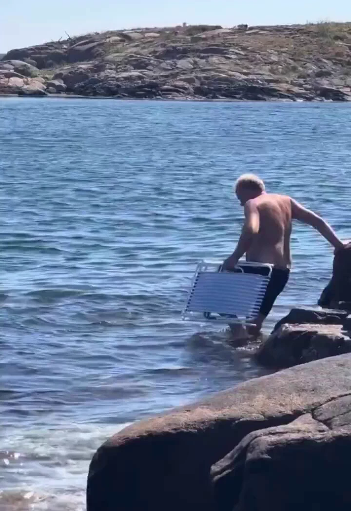 A man proud of having found the perfect spot. https://t.co/ToxciQJnTU