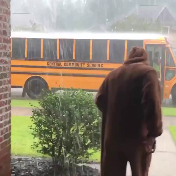 An older brother greets his younger bro coming home from school in a different outfit every day. https://t.co/N8mNpx9o7e