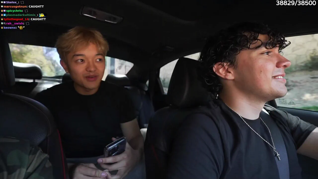 JASONTHEWEEN RANDOMLY DROVE BY 50 OF HIS CLONES IN LA 😭 https://t.co/ao7vfjLc4G
