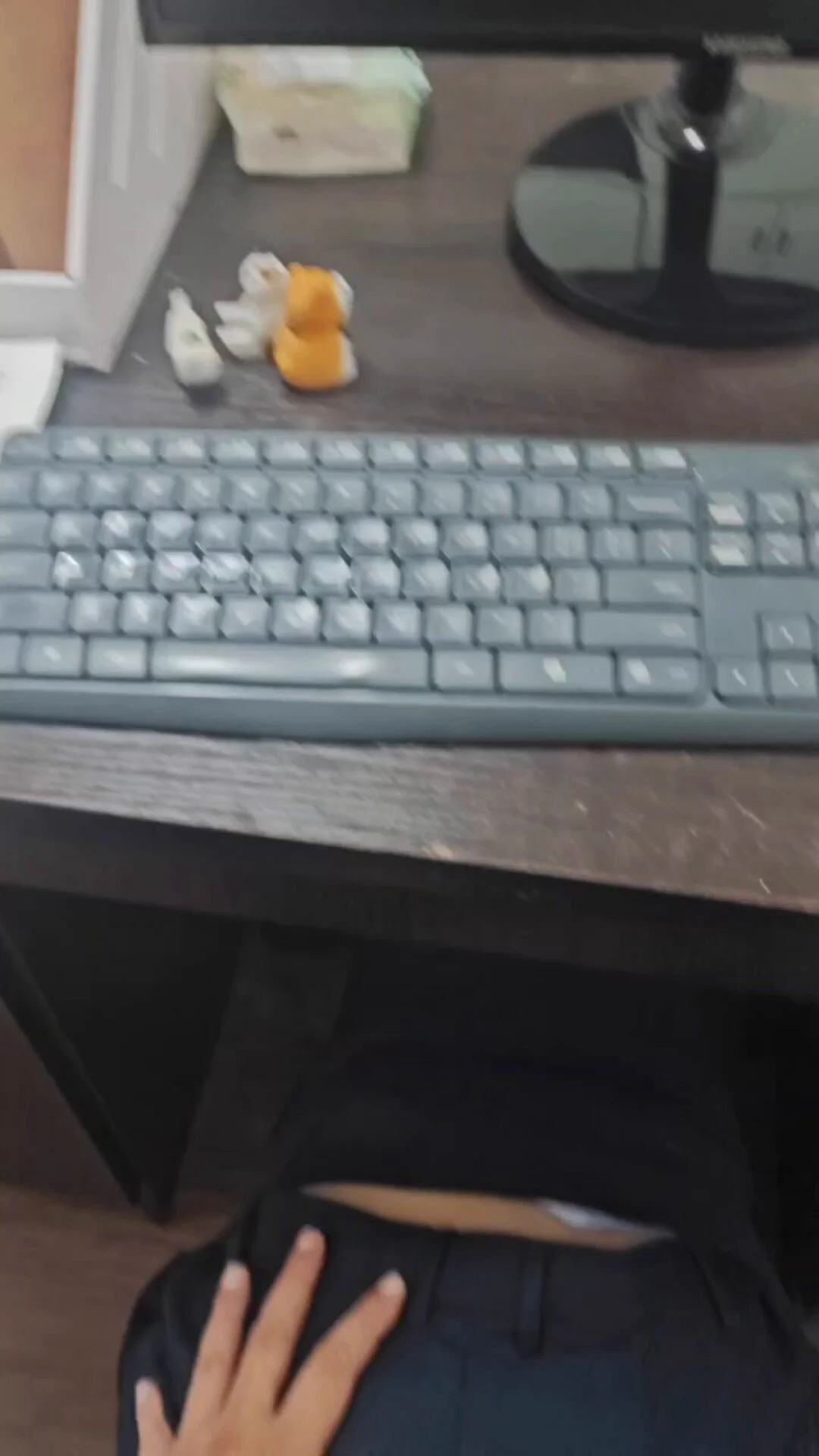 来发和同事的后续啦。

跟我说东西掉了让我帮忙捡，结果刚撅起屁股去捡，他的手就摸上来了，半推半就的就被他把裤子脱下来了，在平时办公的地方跪着被操，他还端坐在椅子上，感觉好像自己成为了同事的泄欲工具…

不过真的很刺激，最近还有想约的粉丝吗～ https://t.co/PoezE8NN2p
