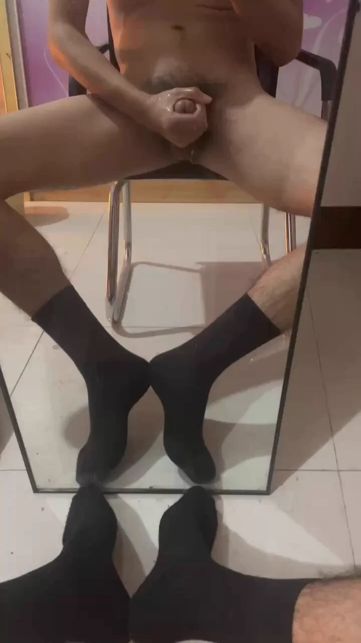 看到黑袜你就舔吧，用润滑油玩鸡巴挺爽，现在很喜欢龟啧
@007share 
@tankebuluo1 
@HZDS111 
@wqganenshi_
@DDDDBBHHH https://t.co/y0EGZWmt8U