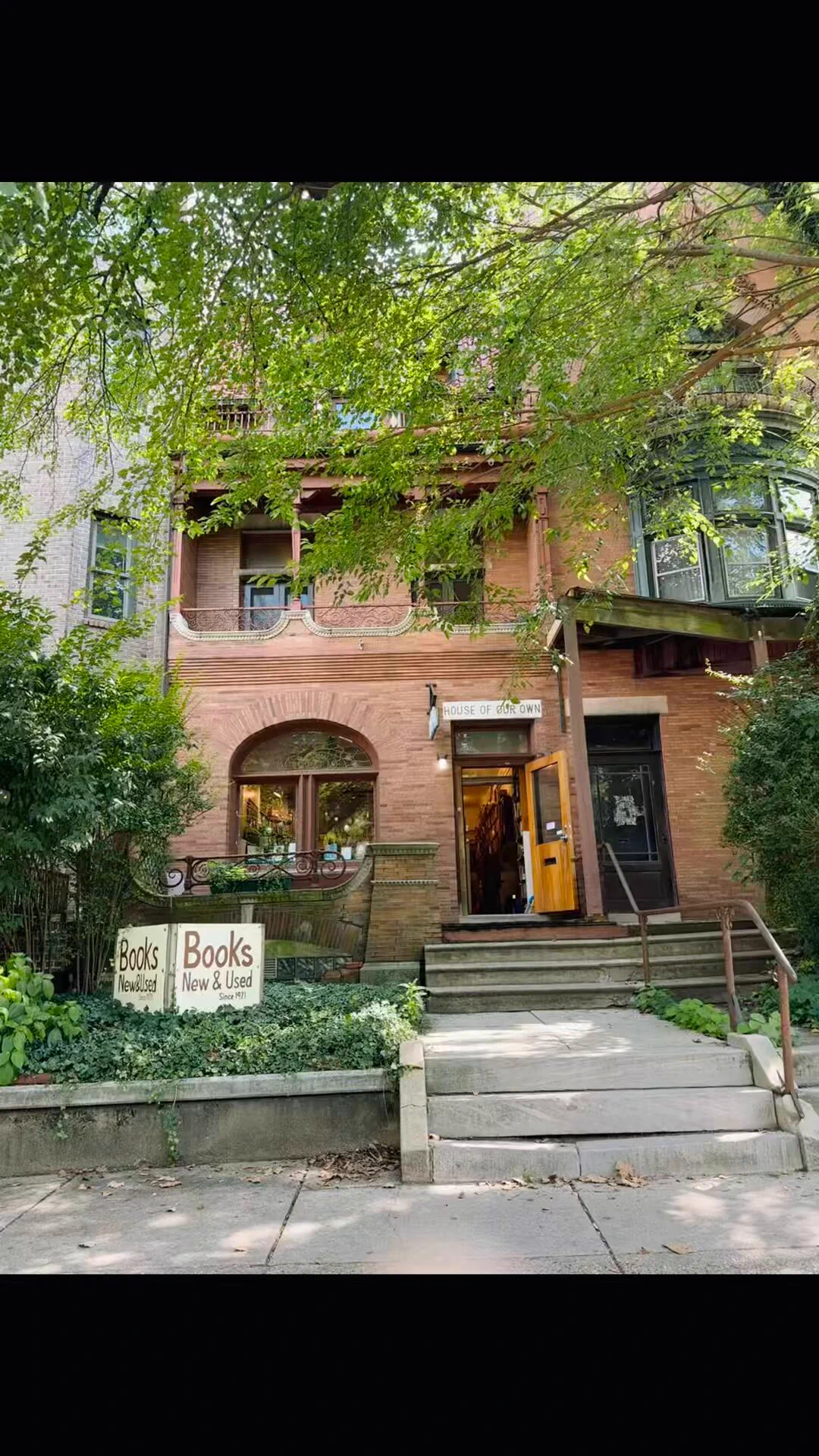 宾大林徽因故居。
现在已经是一个两层的书店，里面密密麻麻都是书，楼梯上也堆满了书。
在这里看到了梁思成手绘的建筑图，非常精细美观。
似乎也能想象他们在这里一起求学的旧时光。 https://t.co/WuZaQH93lh