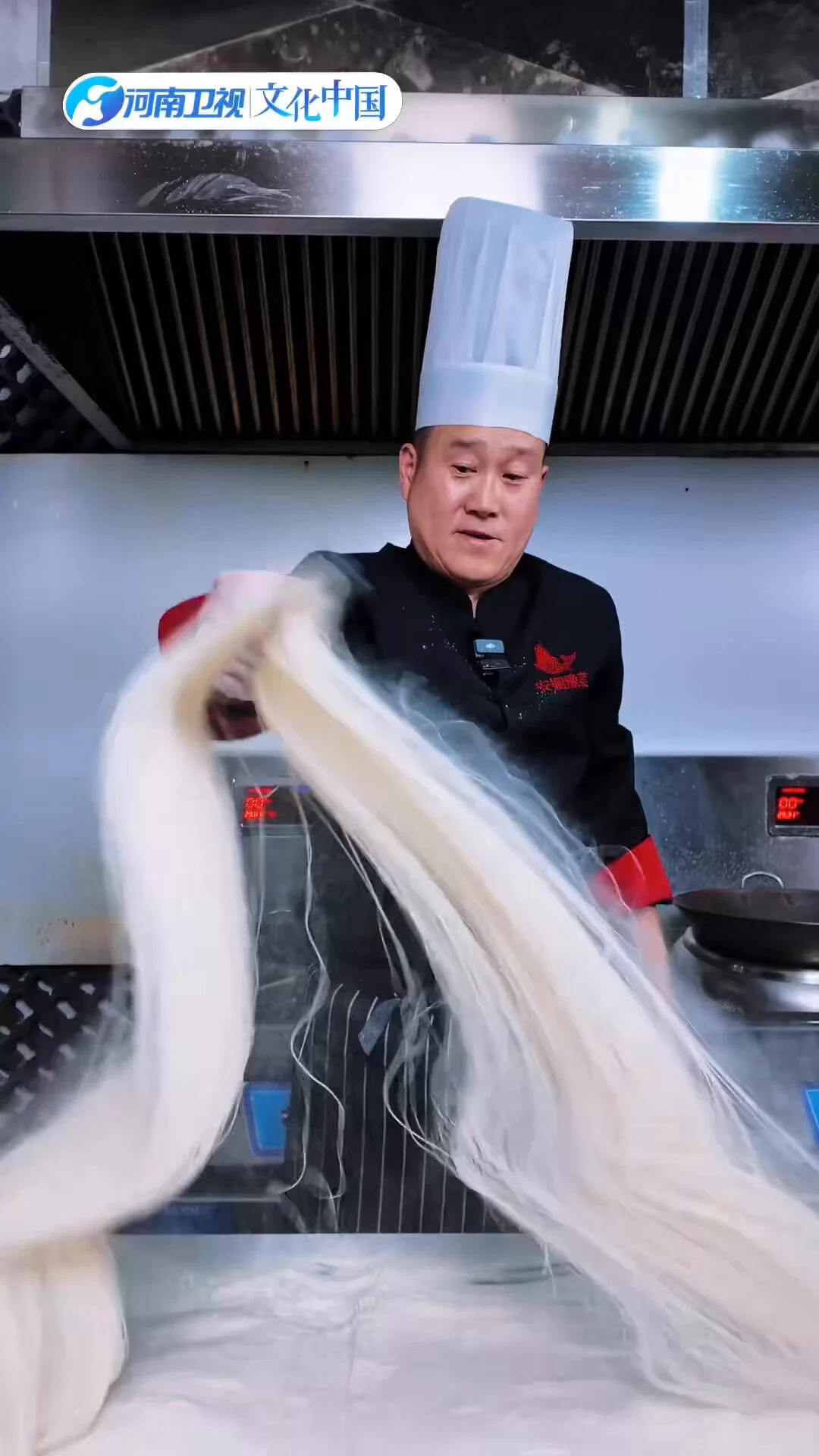 河南十大名菜之首——鲤鱼焙面，面条细如瀑布，柔韧爽滑！金黄酥脆的鲤鱼搭配秘制酱汁，口感层次丰富，令人垂涎。一道菜，尽显河南美食精髓，简直是舌尖上的艺术！ https://t.co/dkiag52WBZ