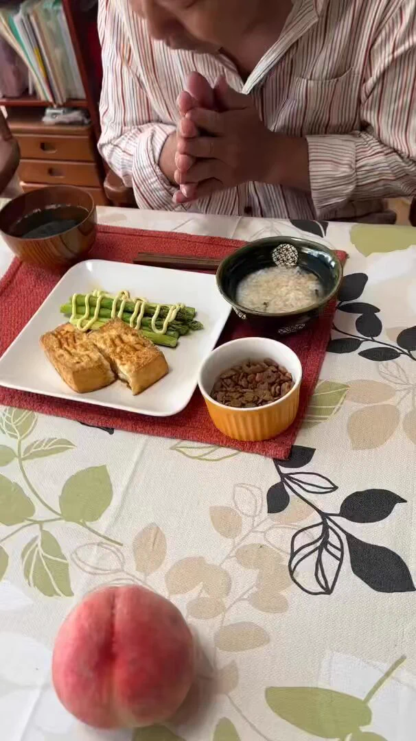 住職の朝ごはん

いただいた桃とお粥です
お心遣いありがとうございます https://t.co/dyelRbcM3V