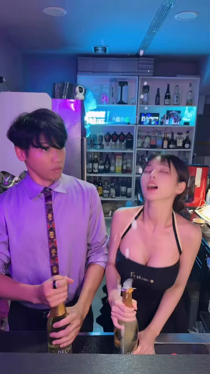 我的專長是開香檳啦(///▽///)

My special skill is popping champagne! (///▽///) 🥂✨ https://t.co/wlasIVkf6D