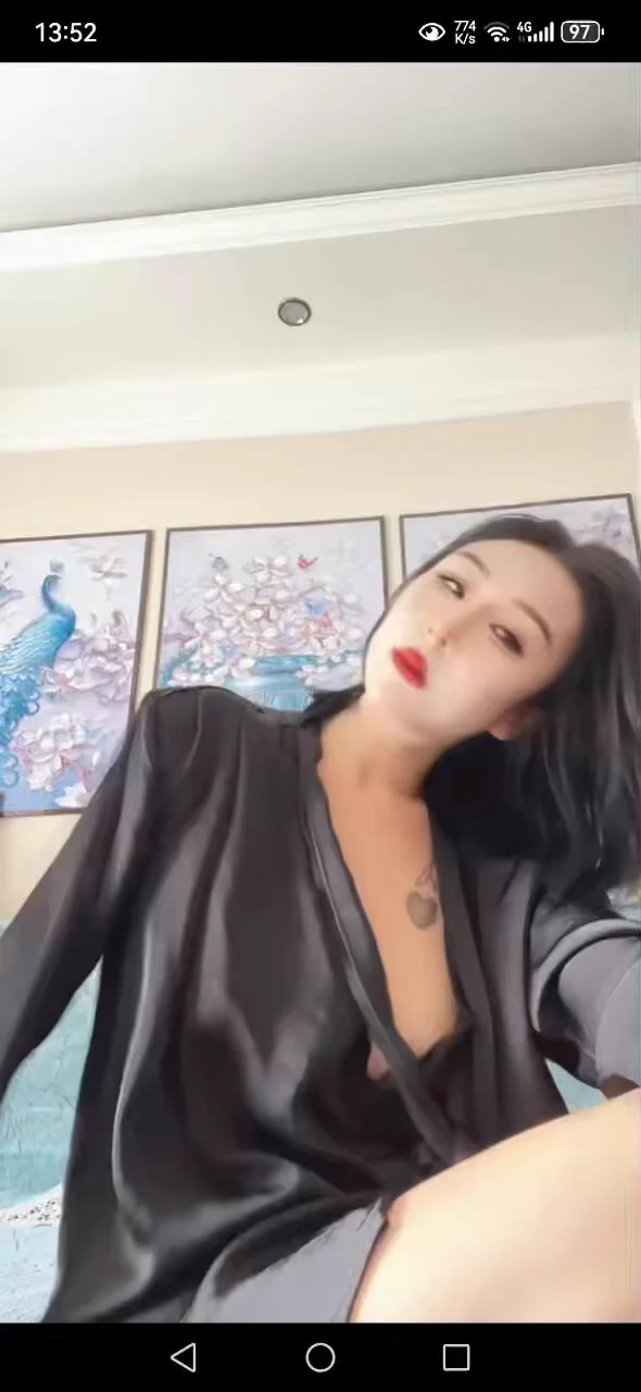 哈哈哈奶头一直露着 都怪有人有提醒要不然能一直看了 https://t.co/p1aLyshtJY