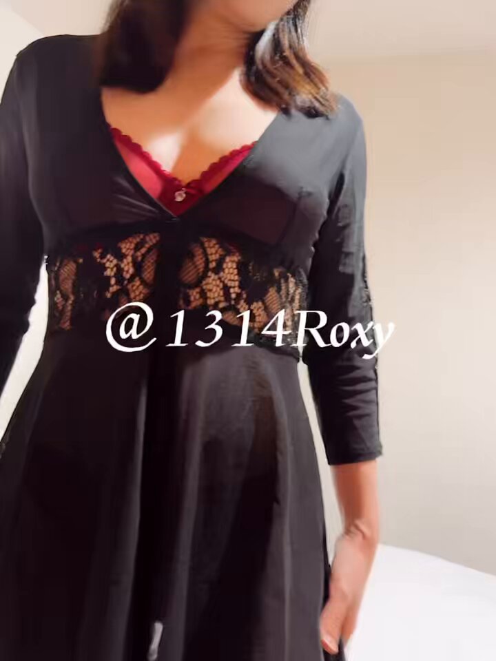 【Roxy原创】竟然还有人说我的胸是假的……有这样的可以任意揉捏圆润柔软的胸么？
你们喜欢这样温柔体贴，爱老公喜欢给老公戴绿帽的roxy么？虽然调教的时候会稍微严厉一点，只是爱好不同而已，但是平常对老公都是满满的爱呢，也是会撒娇和示弱的小女人……
【更多内容请订阅私推……来支持一下姐姐👄】 https://t.co/8YsAsMayws