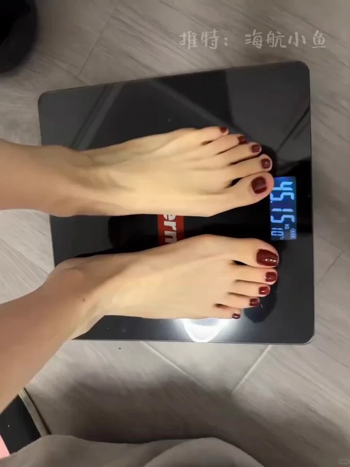 上秤了！！

想不到空姐的灰丝银鞋子下面，脚还保持的这么嫩吧。有没有想感受下足交的… https://t.co/uAKLPfBRwl