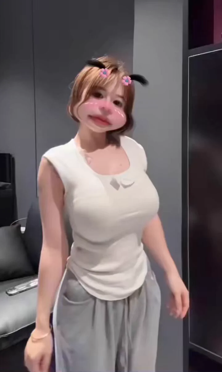 宝贝你这么甜，一定是住在蜜罐里的小精灵吧🍯 https://t.co/QB9hHzzEUK
